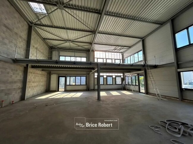 Plus de détails pour Local d’activités à vendre