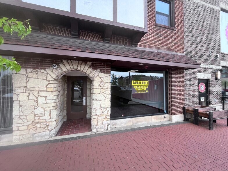 16 W Busse Ave, Mount Prospect, IL à louer - Photo de l’immeuble – Image 3 sur 13