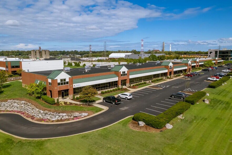 2720-2736 River Green Cir, Louisville, KY à louer - Photo de l’immeuble – Image 3 sur 6