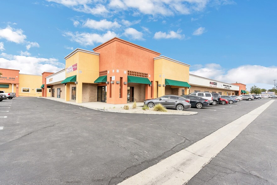 950-960 N State St, Hemet, CA à louer - Photo de l’immeuble – Image 2 sur 16