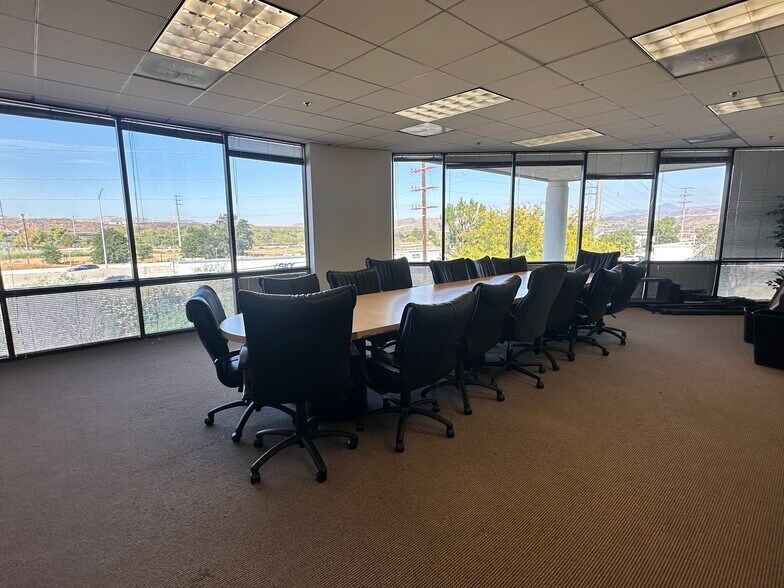 28159 Avenue Stanford, Valencia, CA à louer - Photo de l’immeuble – Image 3 sur 9