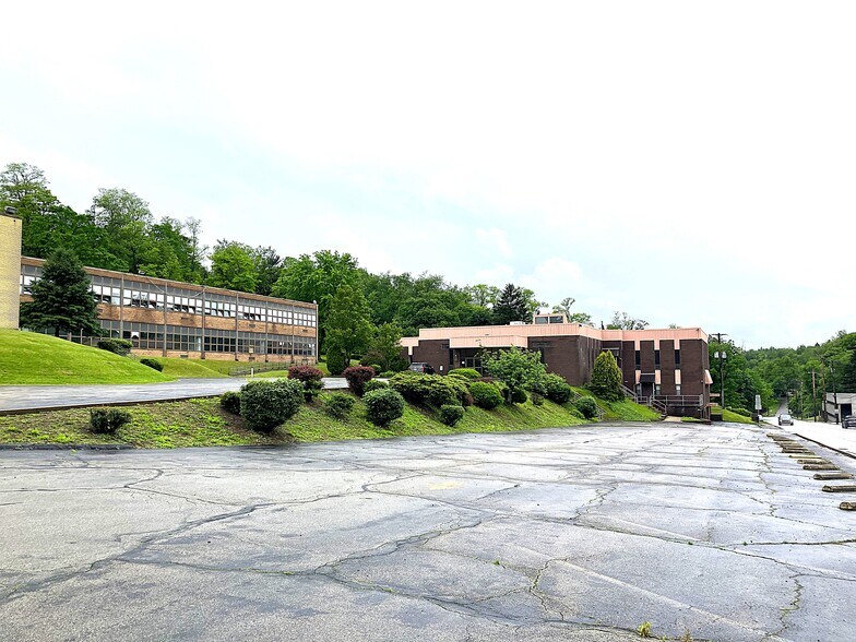 1313 5th Ave, East Mc Keesport, PA à vendre - Photo principale – Image 1 sur 2