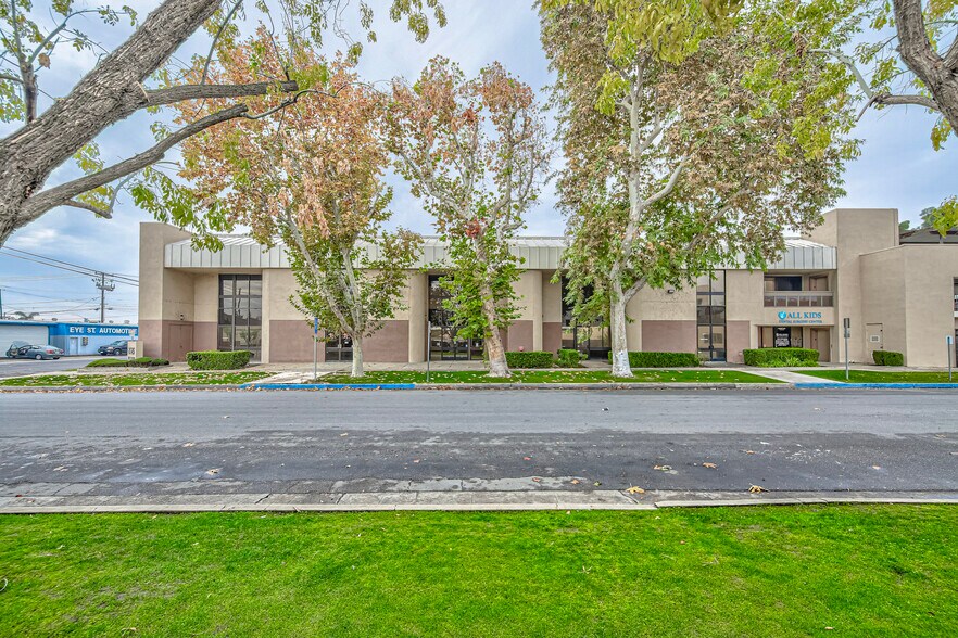 2525 Eye St, Bakersfield, CA à vendre - Photo de l’immeuble – Image 2 sur 8