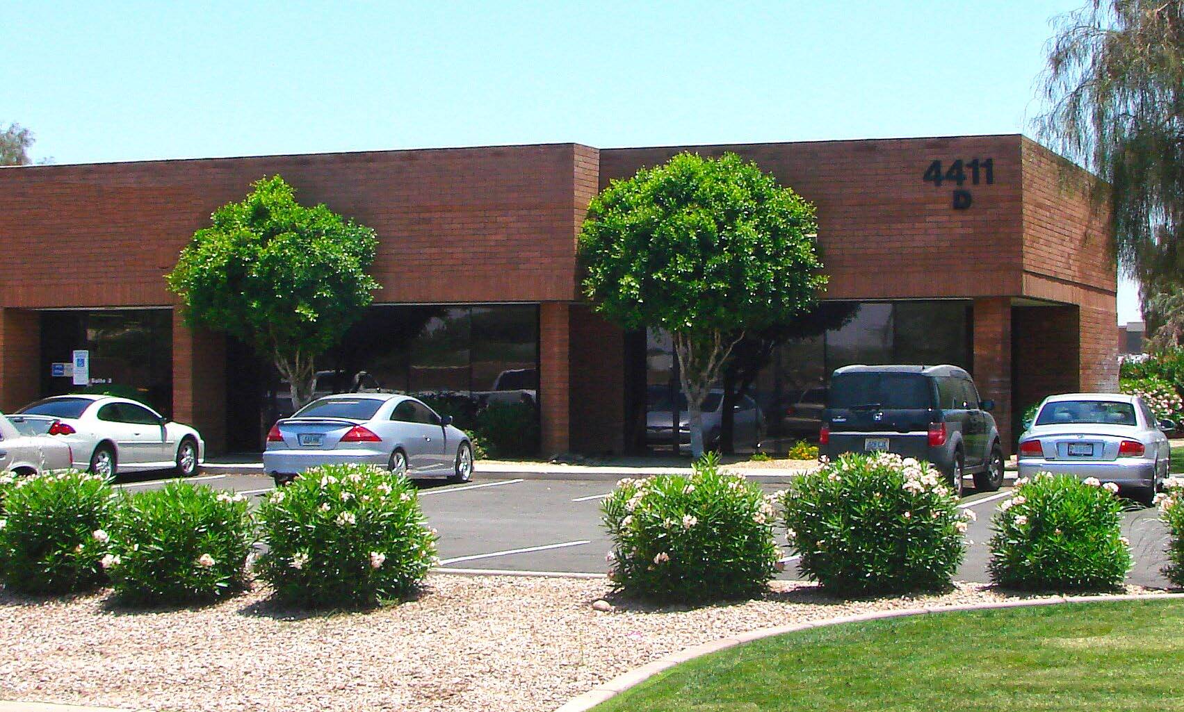 4013 E Broadway Rd, Phoenix, AZ à louer Photo de l’immeuble– Image 1 sur 10