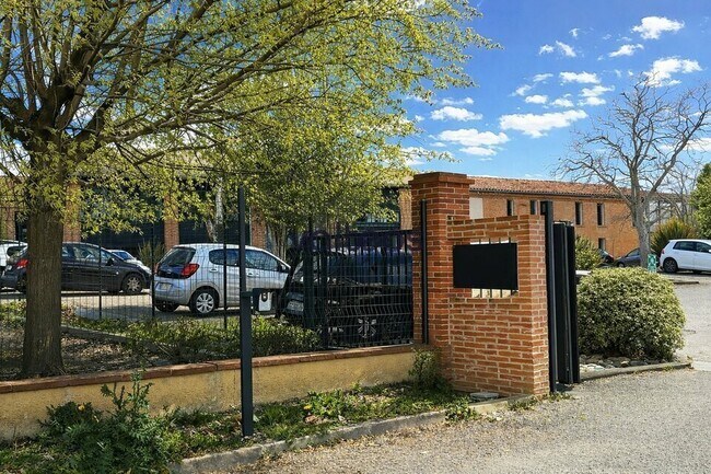 Plus de détails pour 8 Avenue De La Tuilerie, Villeneuve-lès-Bouloc - Bureau à louer