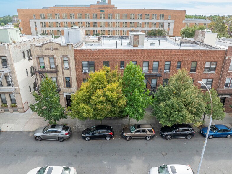 31-23 47th St, Astoria, NY à vendre - Photo de l’immeuble – Image 2 sur 23