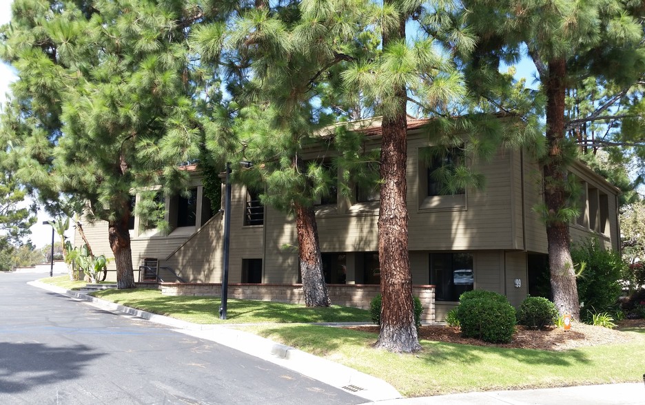 99 Long Ct, Thousand Oaks, CA à louer - Photo de l’immeuble – Image 1 sur 4