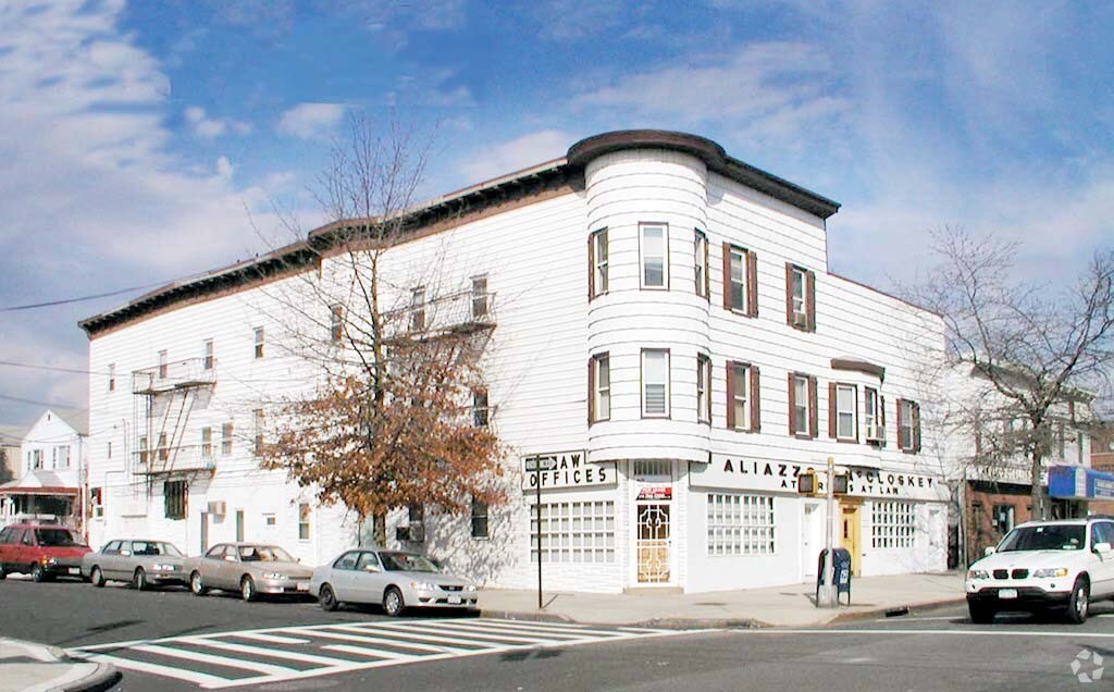 94-01-94-03 101st Ave, Ozone Park, NY à louer Photo principale– Image 1 sur 58