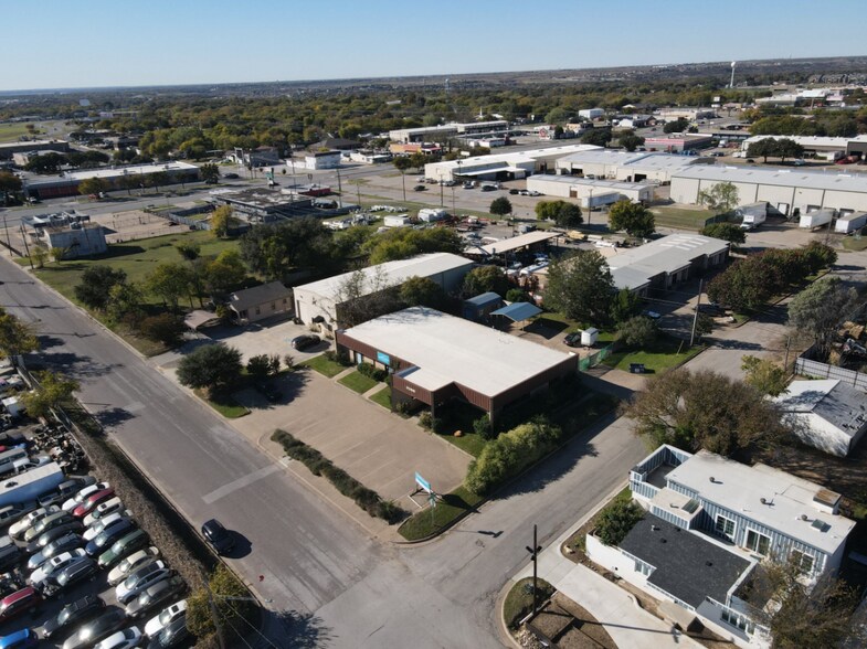 3300 Joyce Dr, Fort Worth, TX à louer - Photo de l’immeuble – Image 3 sur 6