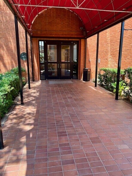 2211 N Lamar St, Dallas, TX à louer - Photo de l’immeuble – Image 2 sur 7