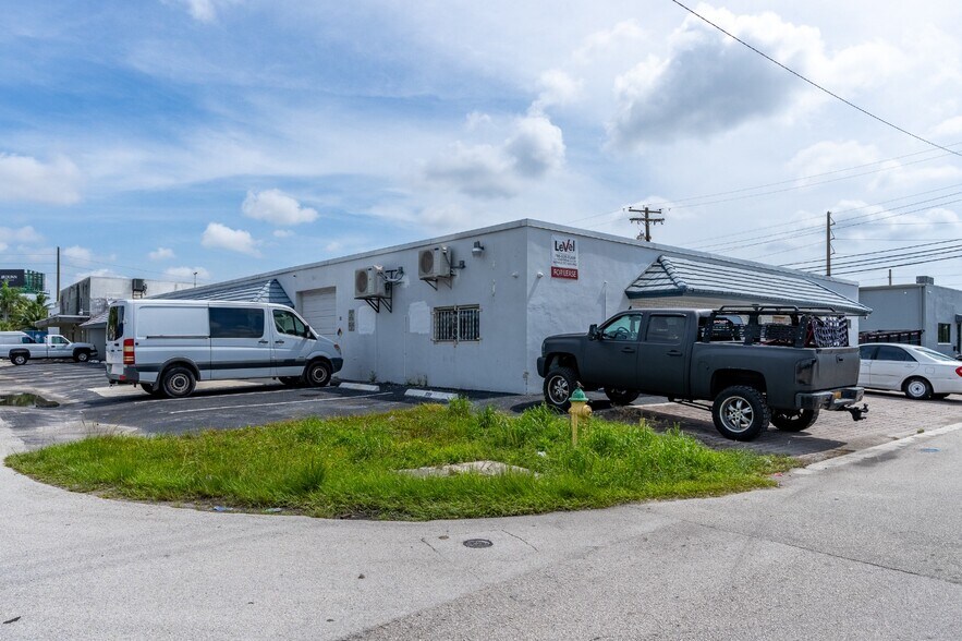 3507-3530 NW 10th Ave, Oakland Park, FL à louer - Photo de l’immeuble – Image 3 sur 11