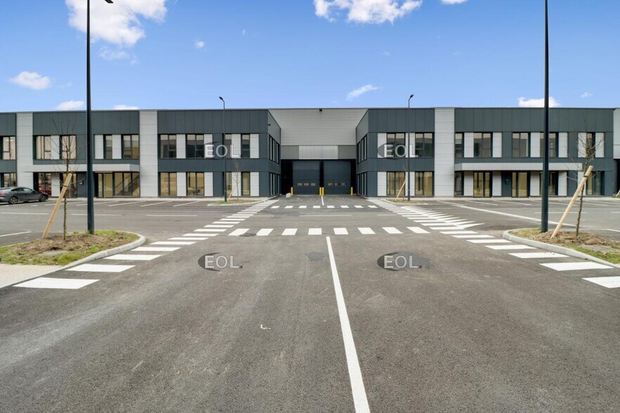 Local d’activités dans Le Bourget à louer - Photo de l’immeuble – Image 1 sur 16