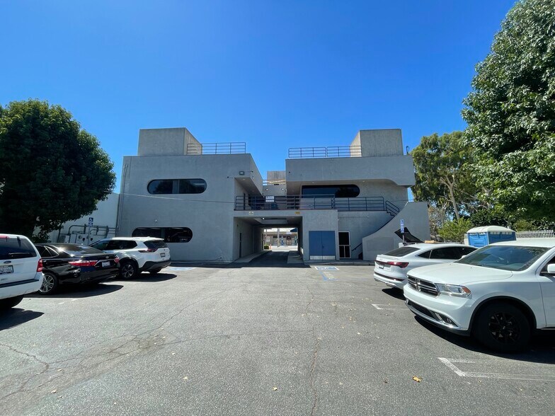 5445 Del Amo Blvd, Lakewood, CA à louer - Photo de l’immeuble – Image 3 sur 5