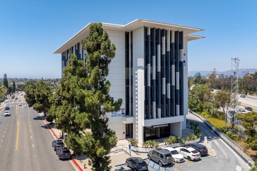 10801 National Blvd, Los Angeles, CA à louer - Photo de l’immeuble – Image 3 sur 15
