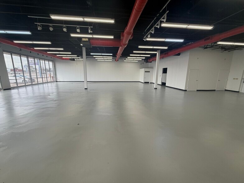 10998 N I-45, Houston, TX à louer - Photo de l’immeuble – Image 3 sur 8