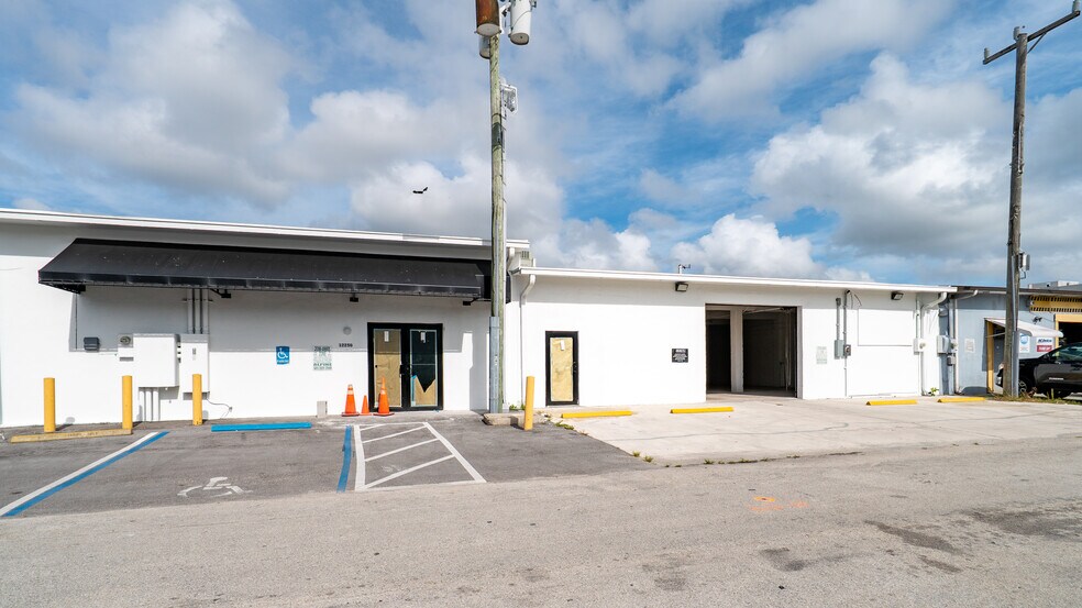 12260 NE 13th Ct, North Miami, FL à louer - Photo de l’immeuble – Image 1 sur 6