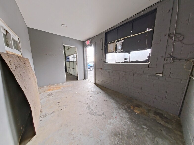 2 Auto Shops portefeuille de 2 biens à vendre sur LoopNet.fr - Photo de l’immeuble – Image 3 sur 14