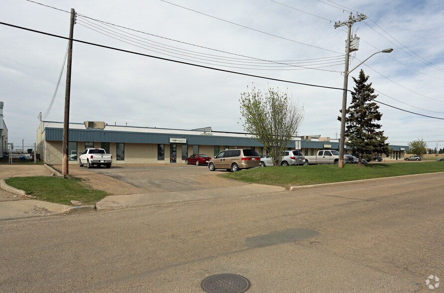 9204-9240 27 Av NW, Edmonton, AB à louer - Photo de l’immeuble – Image 2 sur 11