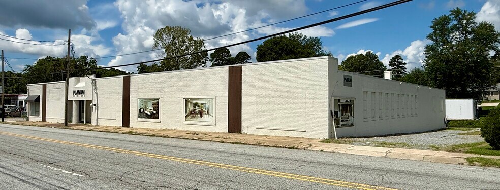 1822 English Rd, High Point, NC à vendre - Photo de l’immeuble – Image 1 sur 11