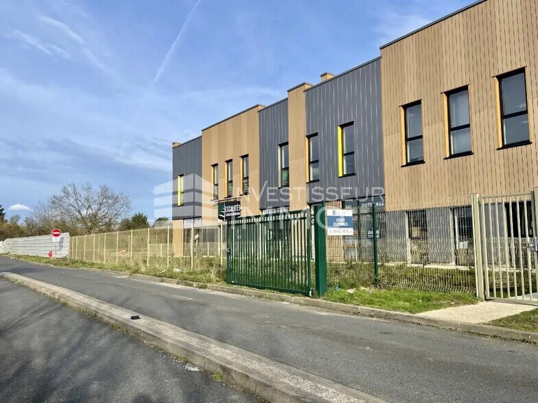 Local commercial dans Servon à louer - Photo de l’immeuble – Image 1 sur 2