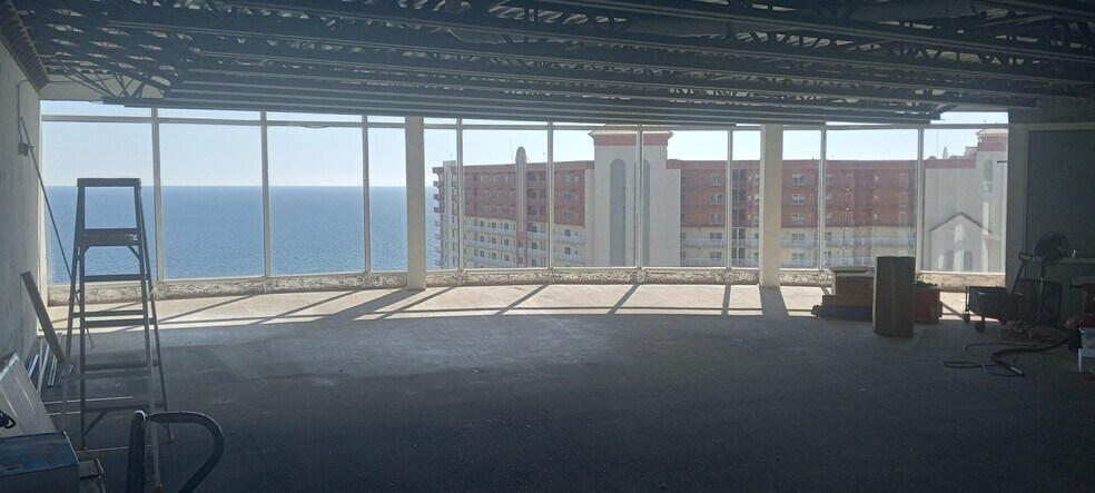 9860 S Thomas Dr, Panama City Beach, FL à vendre - Photo de l’immeuble – Image 2 sur 25