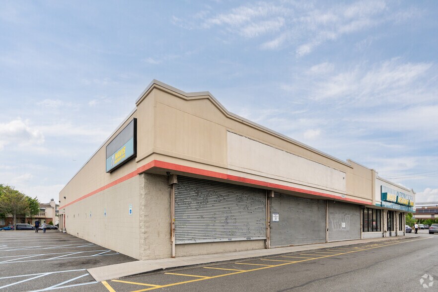 2060 Forest Ave, Staten Island, NY à louer - Photo de l’immeuble – Image 3 sur 5