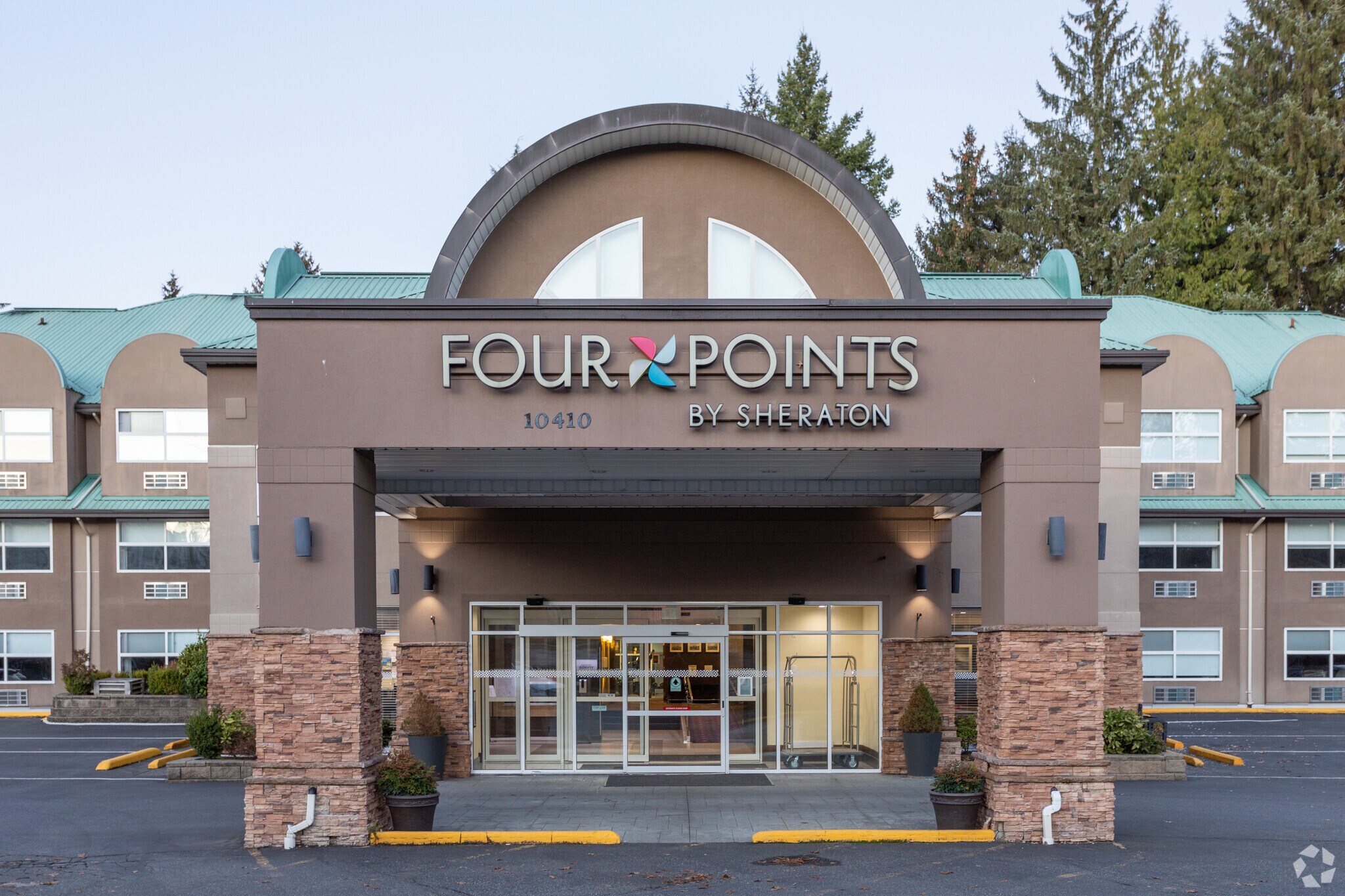 10410 158th St, Surrey, BC à louer Photo de l’immeuble– Image 1 sur 4