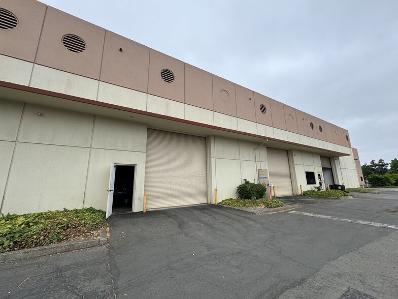 715 Southpoint Blvd, Petaluma, CA à louer - Photo de l’immeuble – Image 2 sur 7