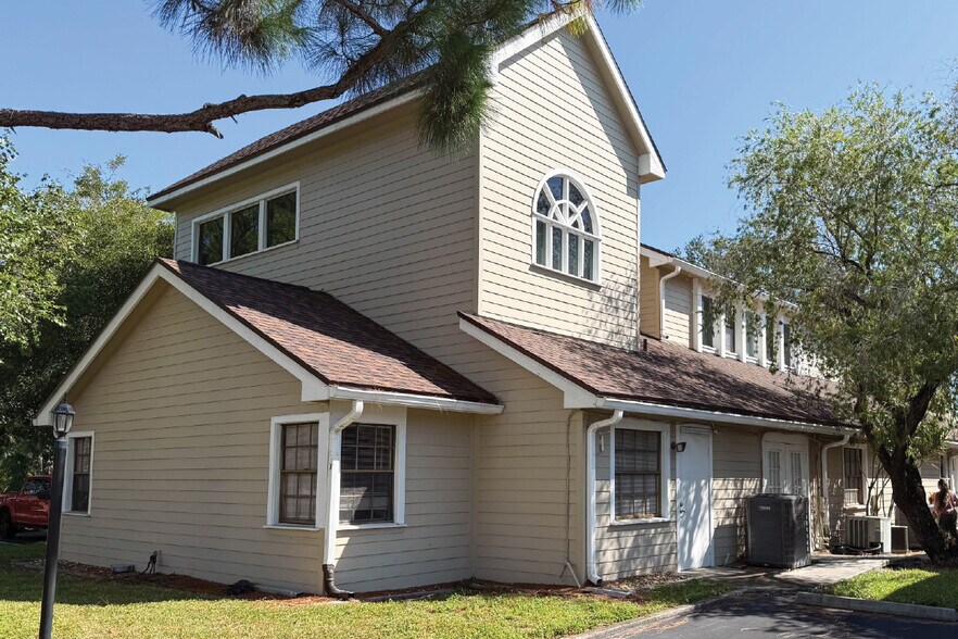 10225 Ulmerton Rd, Largo, FL à vendre - Photo de l’immeuble – Image 2 sur 4