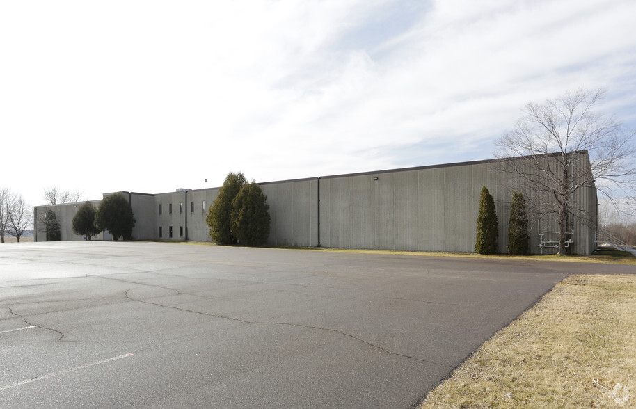 1325 S Frandsen Ave S, Rush City, MN à louer - Photo principale – Image 1 sur 21