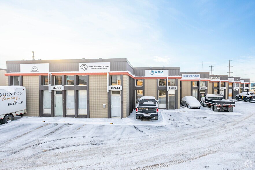 16931-16943 111 Av NW, Edmonton, AB à louer - Photo principale – Image 2 sur 5