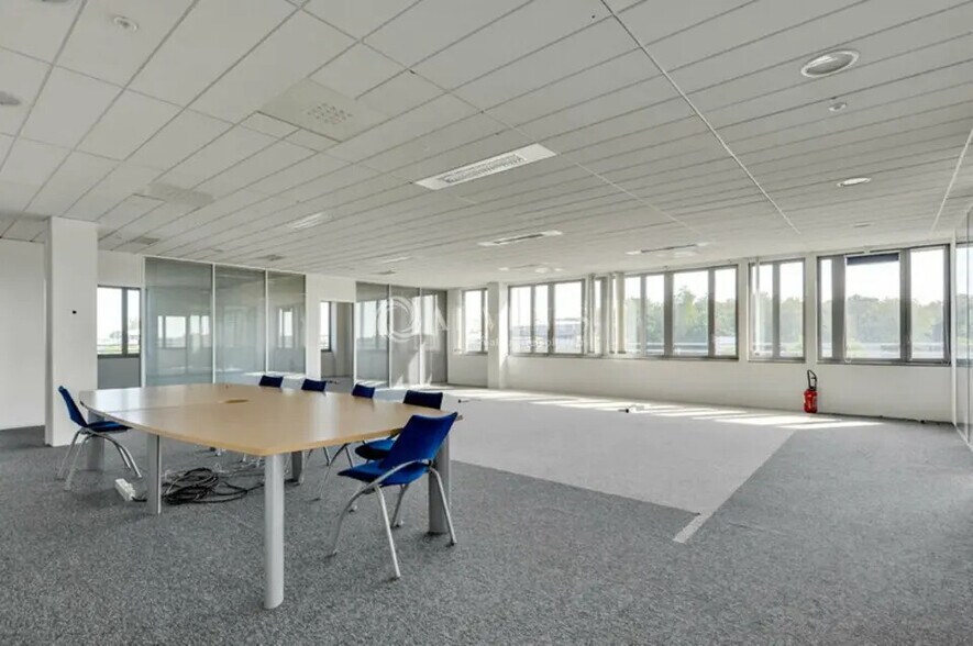 Bureau dans Roissy-en-France à louer - Photo de l’immeuble – Image 1 sur 8