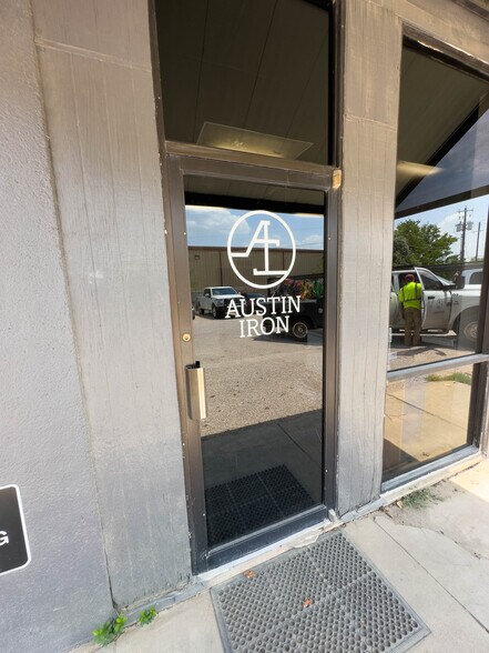 9606 Old Manor Rd, Austin, TX à vendre - Photo de l’immeuble – Image 3 sur 12