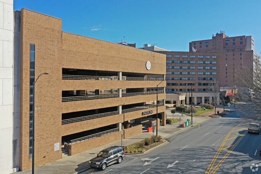 135 S Main St, High Point, NC à vendre - Photo de l’immeuble – Image 2 sur 17