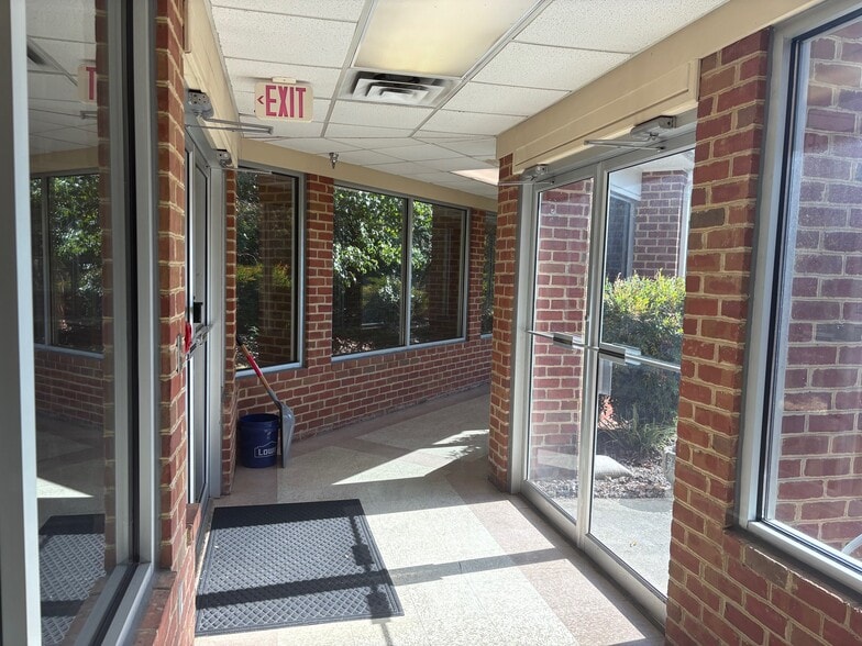 22290 Timberlake Rd, Lynchburg, VA à louer - Photo de l’immeuble – Image 3 sur 19