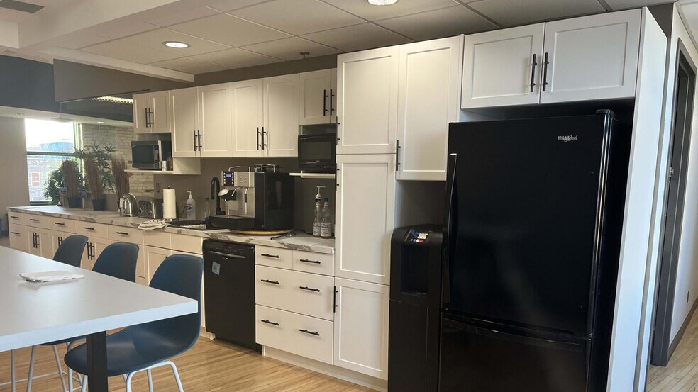 211 Bannatyne Av, Winnipeg, MB à louer - Photo de l’immeuble – Image 3 sur 12