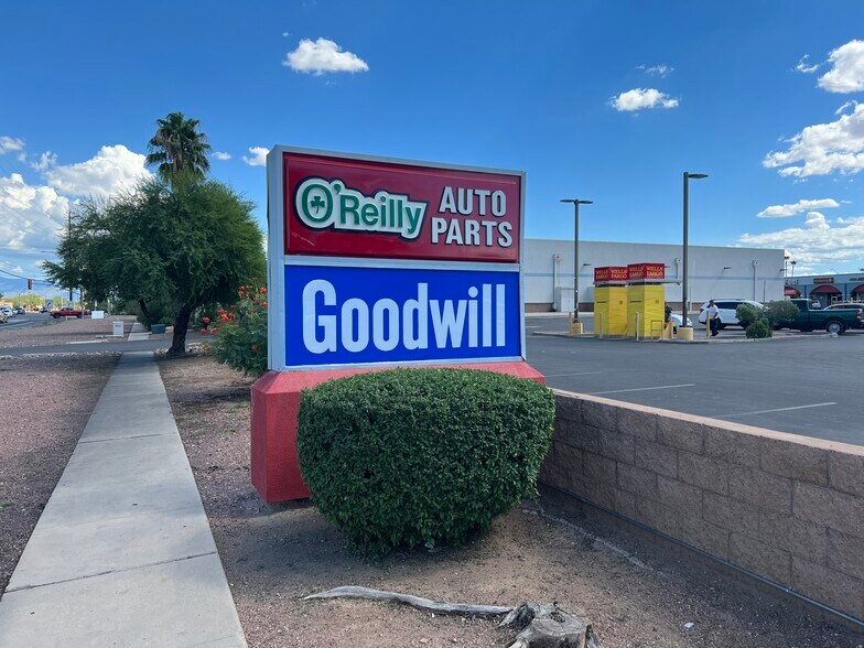 1806-1820 E Irvington Rd, Tucson, AZ à louer - Photo de l’immeuble – Image 3 sur 7