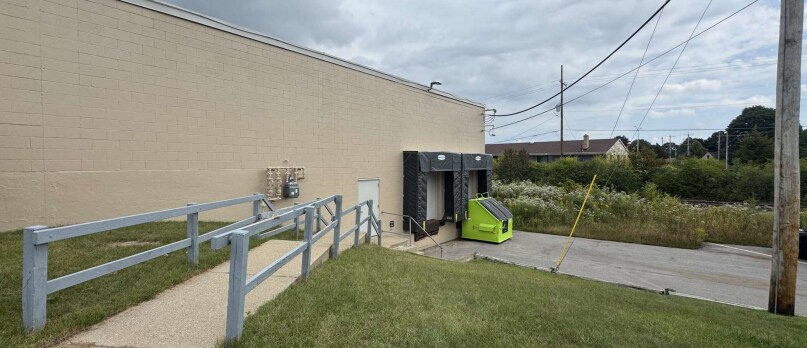 560-600 N 108th Pl, Wauwatosa, WI à vendre - Photo de l’immeuble – Image 2 sur 14