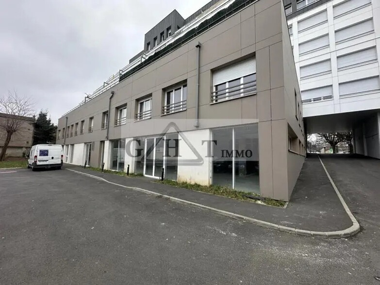 Local commercial dans Ivry-sur-Seine à vendre - Photo de l’immeuble – Image 1 sur 2