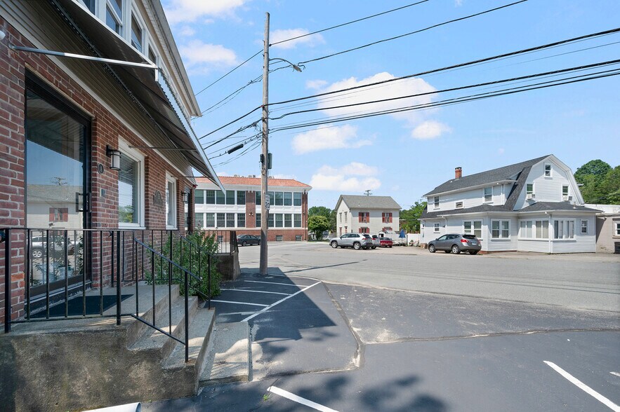 15 Thomas St, North Providence, RI à vendre - Photo de l’immeuble – Image 3 sur 44