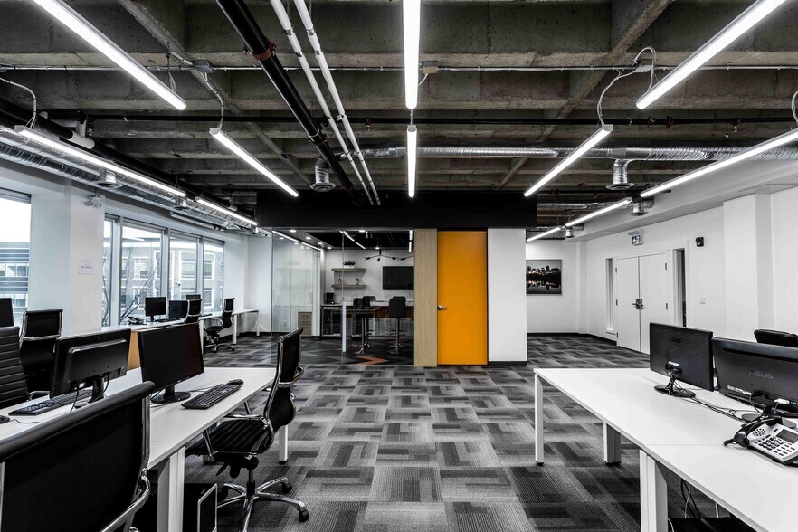 10355 Jasper Ave NW, Edmonton, AB à louer - Photo intérieure – Image 2 sur 5