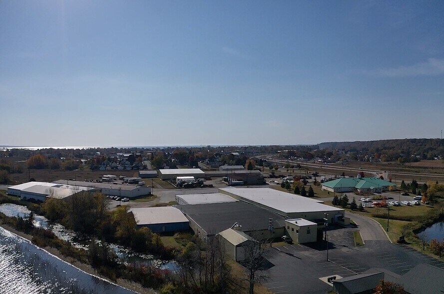 710 Rains Dr, Gladstone, MI à louer - Photo de l’immeuble – Image 3 sur 12