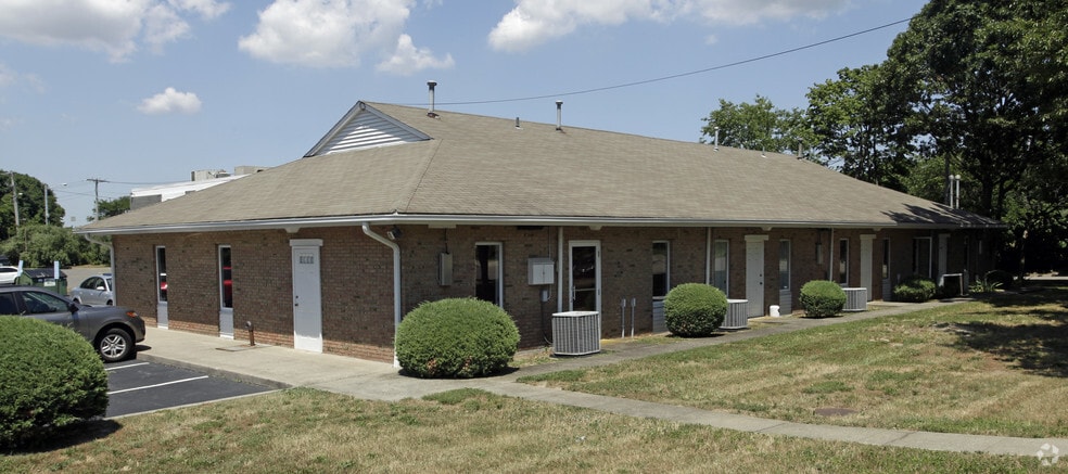 100 Austin Plz, Patchogue, NY à louer - Photo principale – Image 1 sur 12