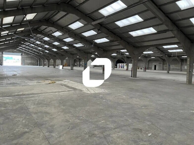 Bureau dans Avion à louer - Photo de l’immeuble – Image 3 sur 15