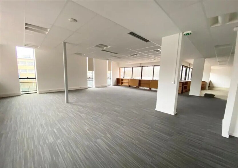 Bureau dans Ivry-sur-Seine à vendre - Photo de l’immeuble – Image 2 sur 8