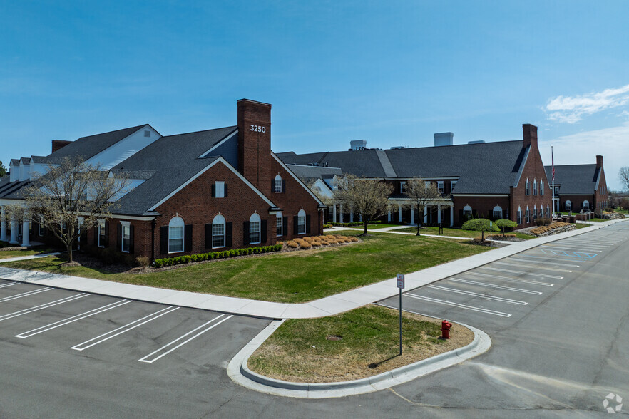 3250-3256 University Dr, Auburn Hills, MI à louer - Photo de l’immeuble – Image 2 sur 5