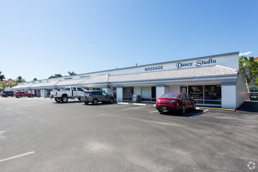 971 Creech Rd, Naples, FL à louer - Photo de l’immeuble – Image 3 sur 3