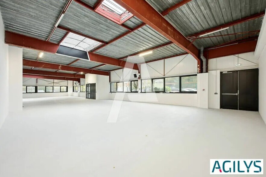 Local d’activités dans Villebon-sur-Yvette à louer - Photo de l’immeuble – Image 1 sur 13