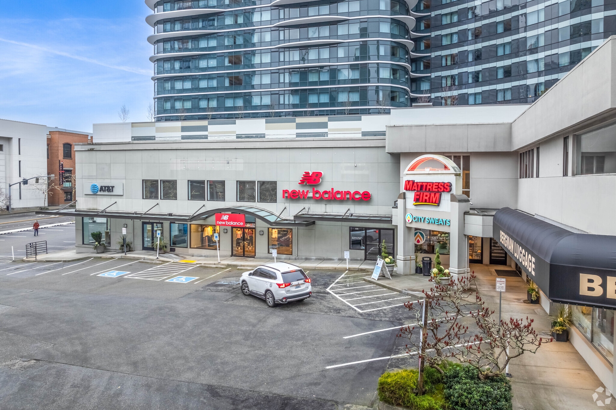 821-827 Bellevue Way NE, Bellevue, WA à louer Photo de l’immeuble– Image 1 sur 12