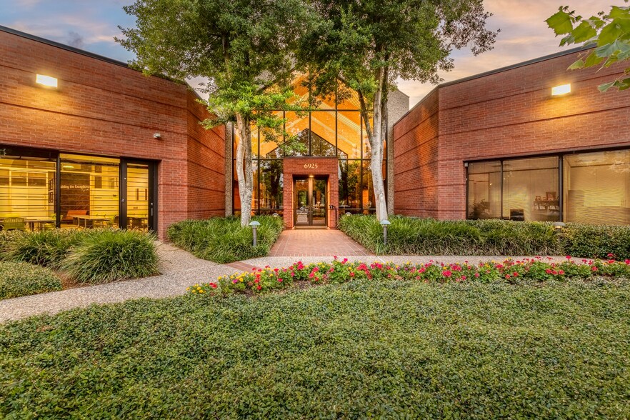 6925 Portwest Dr, Houston, TX à louer - Photo de l’immeuble – Image 2 sur 14